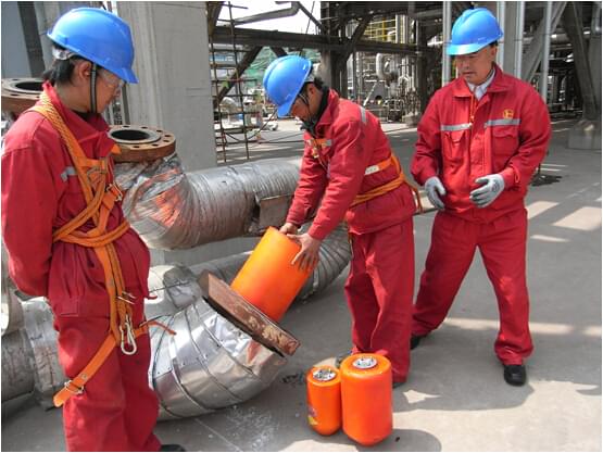 青潔能Pig清洗現(xiàn)場及設備(圖中年長者為個公司總工韓泰清高工) 青潔能Pig清洗現(xiàn)場及設備(圖中年長者為個公司總工韓泰清高工)