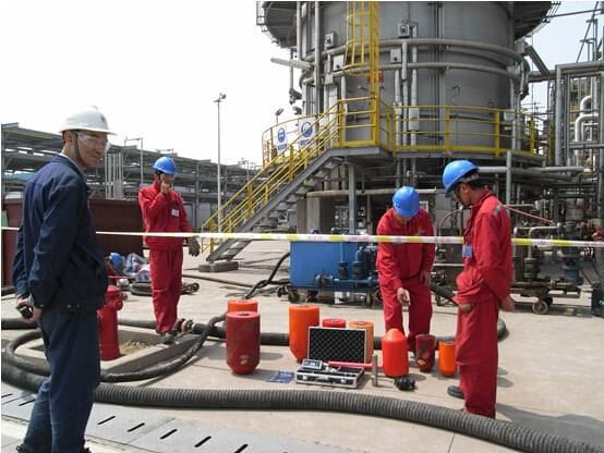 青潔能Pig清洗現(xiàn)場及設備(圖中年長者為個公司總工韓泰清高工) 青潔能Pig清洗現(xiàn)場及設備(圖中年長者為個公司總工韓泰清高工)