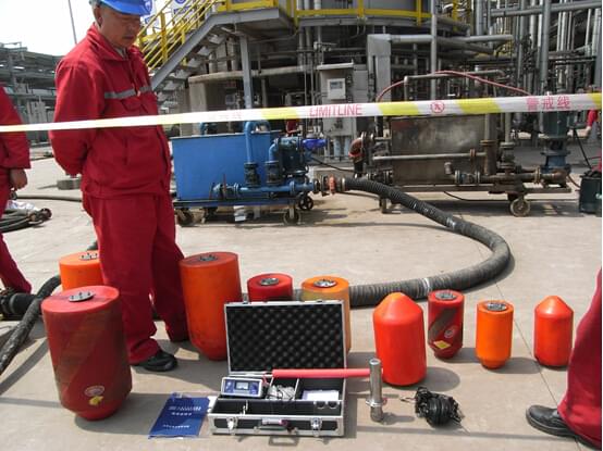 青潔能Pig清洗現(xiàn)場及設備(圖中年長者為個公司總工韓泰清高工) 青潔能Pig清洗現(xiàn)場及設備(圖中年長者為個公司總工韓泰清高工)